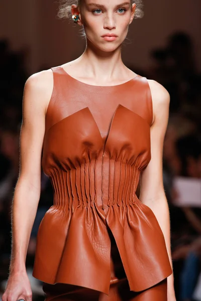 Look 18